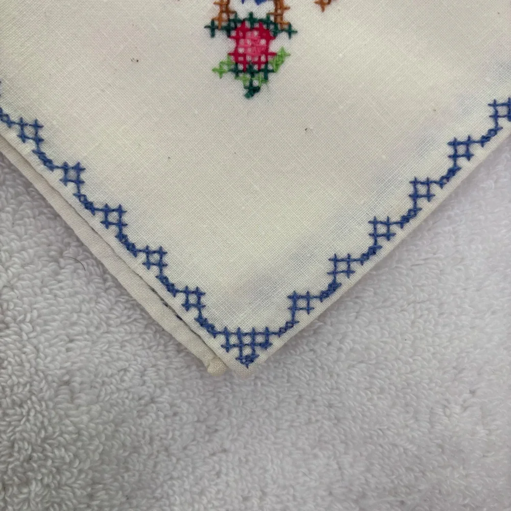 Set‎ of 3 Embroidered Handkerchiefs Floral Design Blue Scalloped Edge